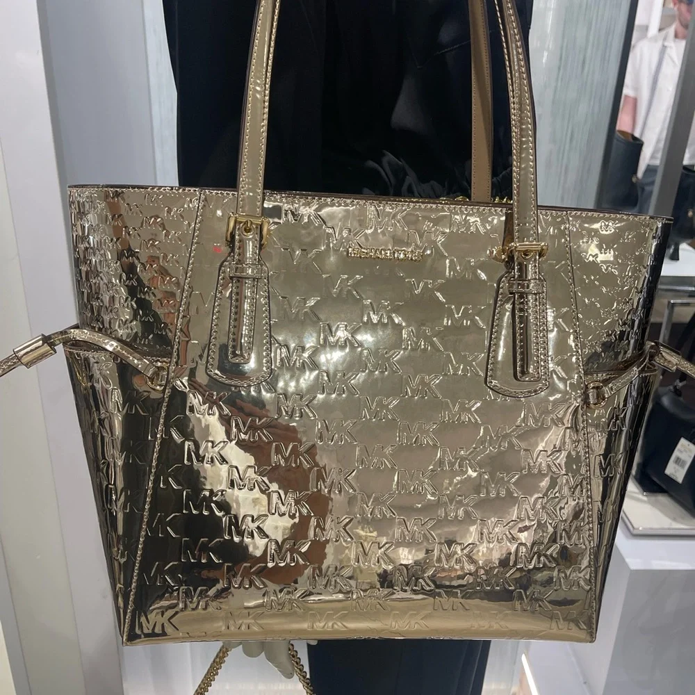 MICHAEL KORS Voyager Large Metallic Logo Debossed EW Shoulder Tote Bag
Pale Gold - Picture 5 of 16